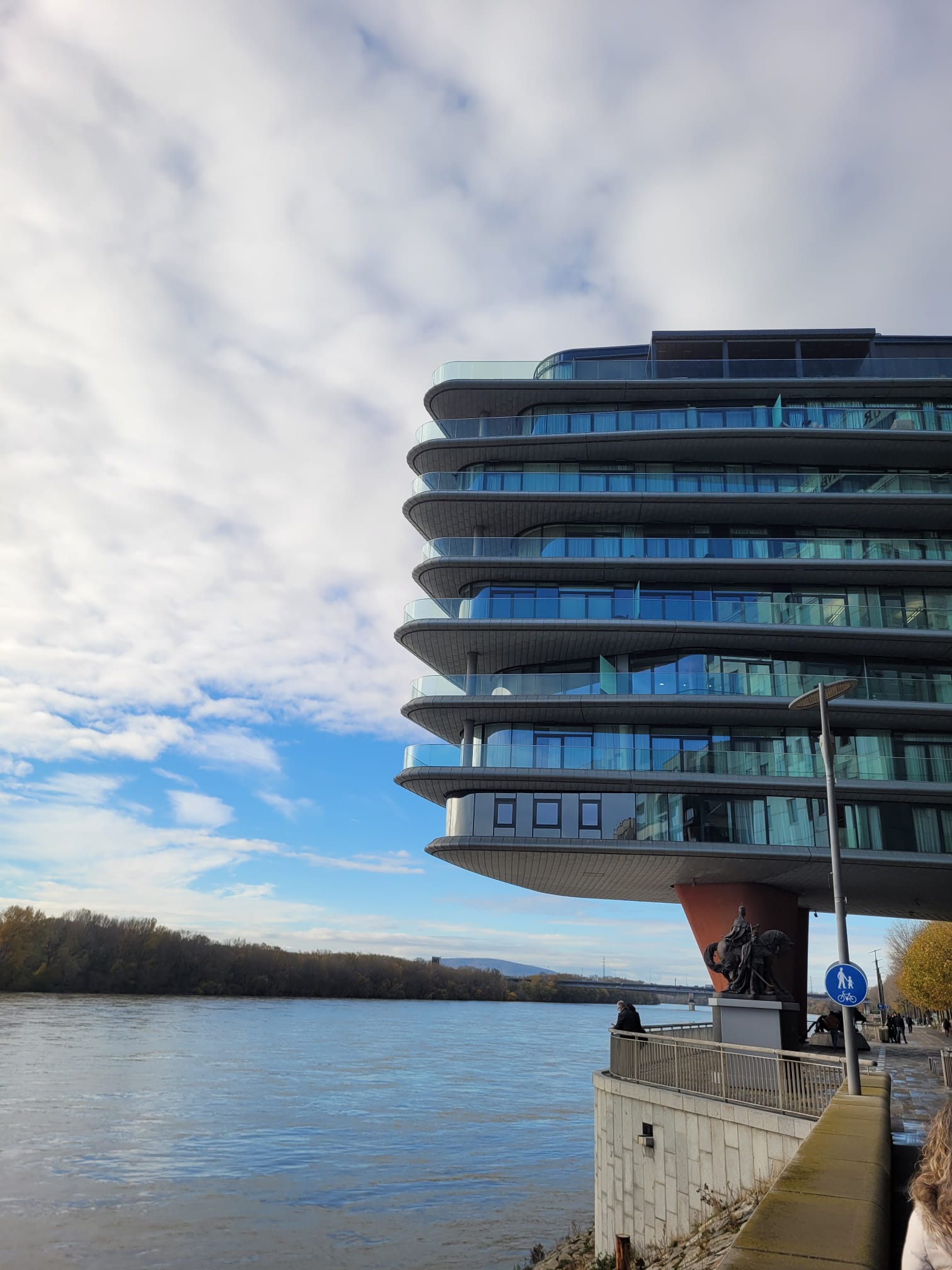 Edificio de oficinas en Bratislava, junto al río Danubio.