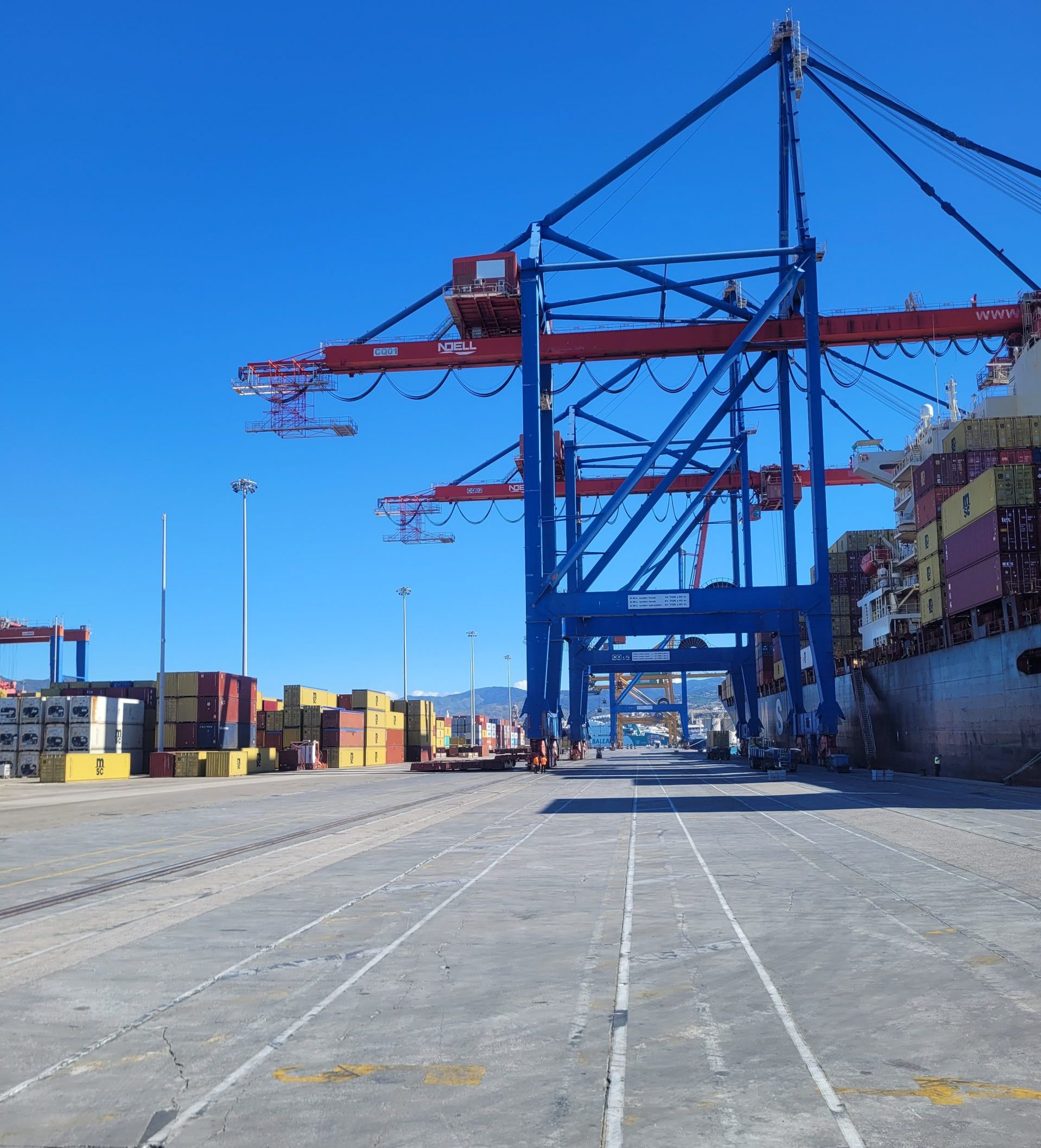 Descarga de contenedores en el Puerto de Málaga